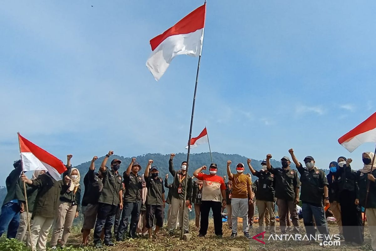 Pemuda Cilegon upacara kenaikan bendera Merah-Putih di puncak Guning Hills