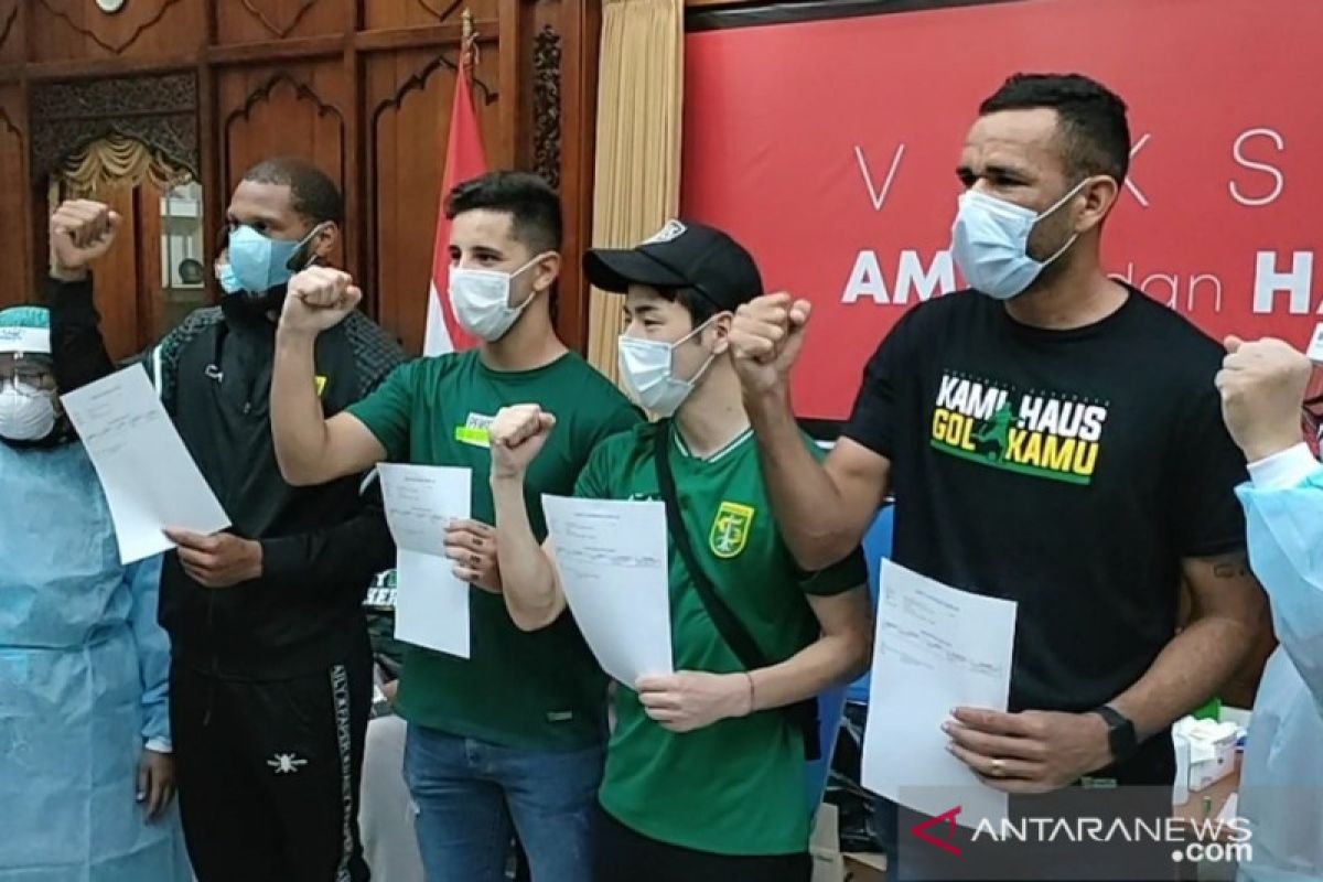 Empat pemain asing Persebaya disuntik vaksin AstraZeneca