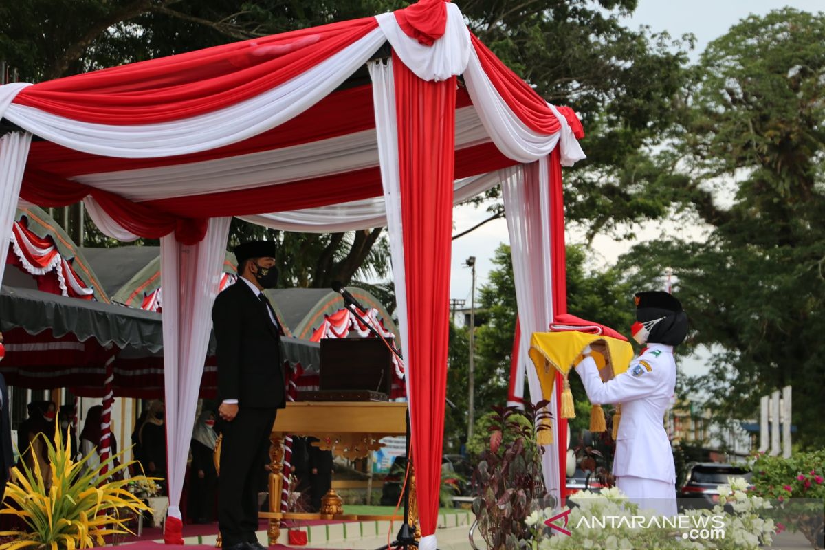 Wabup HSS jadi pembina upacara penurunan bendera HUT RI ke-76