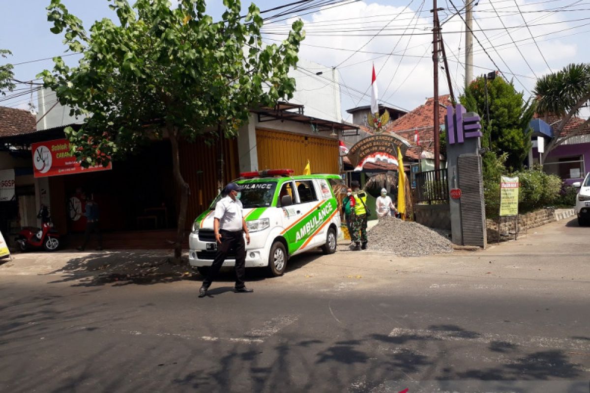 TNI bersama Satgas COVID-19 Kota Kediri jemput pasien isolasi mandiri