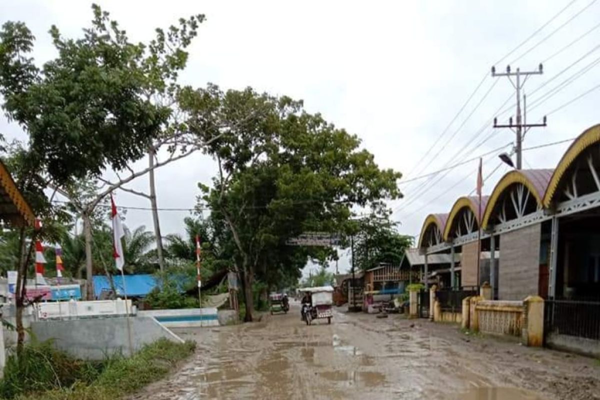 Jalan provinsi Sumut di Padang Tualang Langkat penuh lumpur