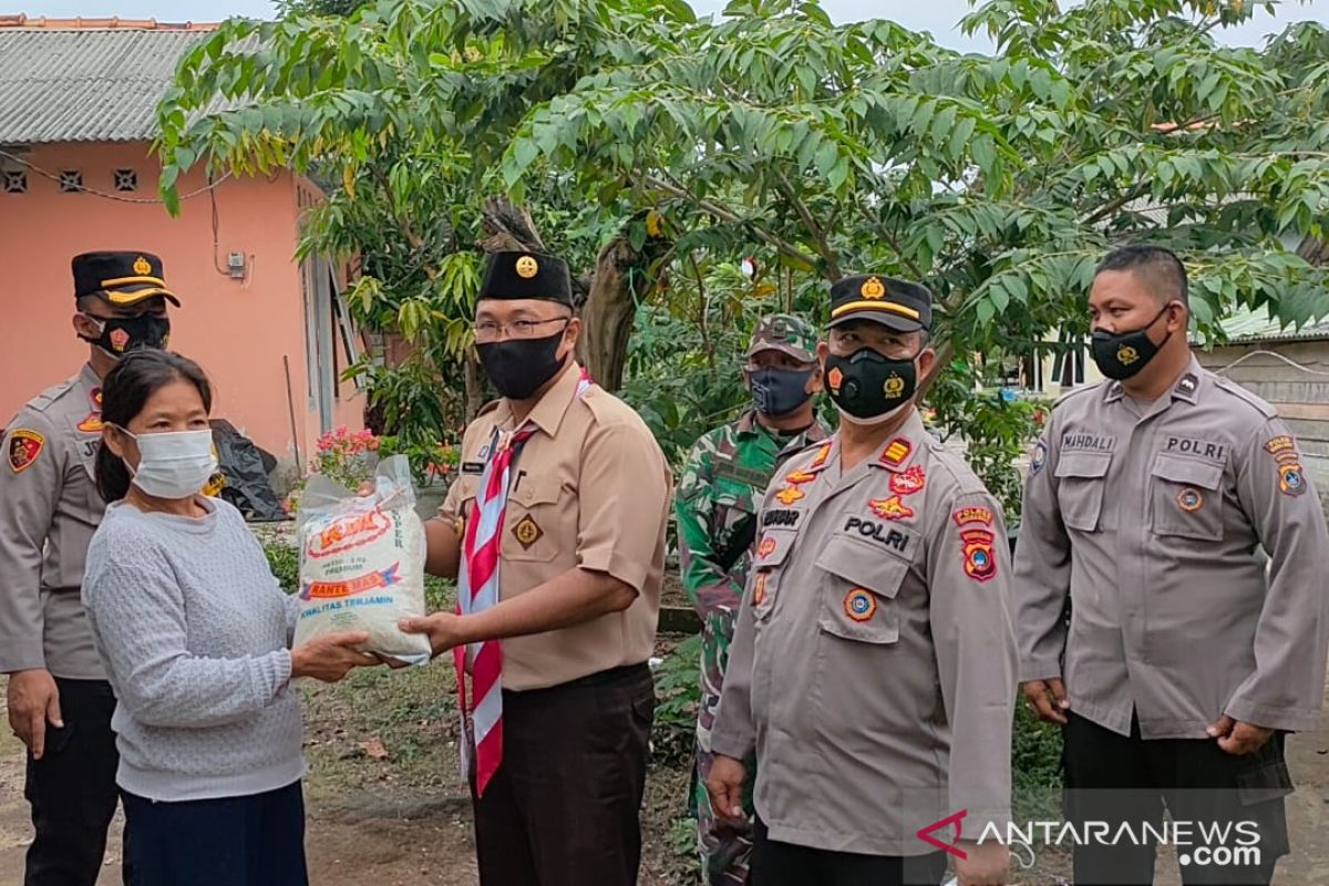 Polres Bangka Barat membagikan bantuan 300 paket sembako