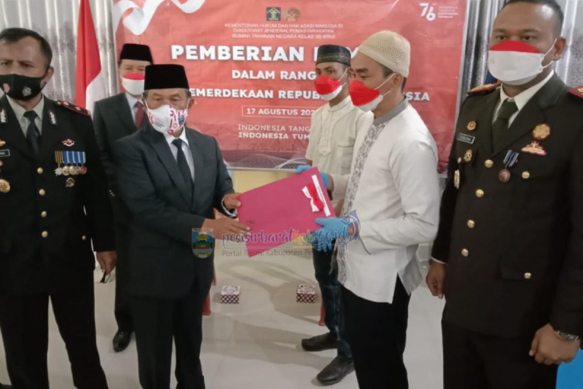 Wakil Bupati Pesisir Barat ikuti kegiatan pemberian remisi umum melalui zoom meeting