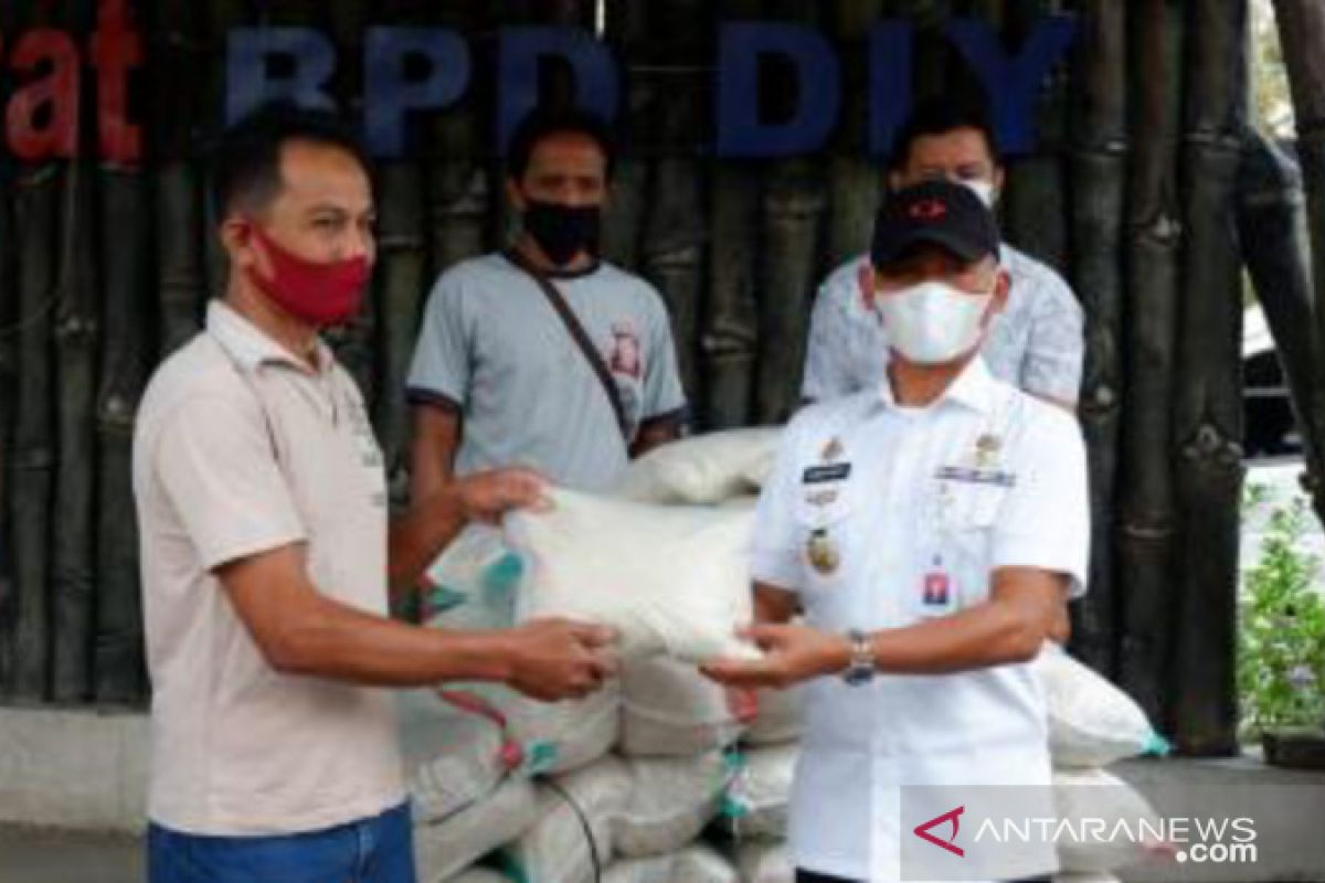 Pemkab Gunung Kidul membantu beras pada PKL Taman Kuliner Wonosari