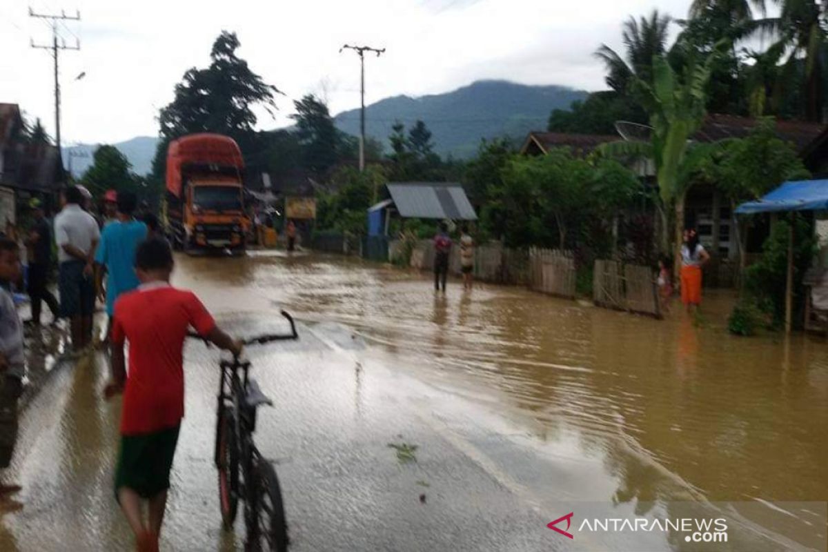 Warga keluhkan lambatnya penanganan banjir Siabu