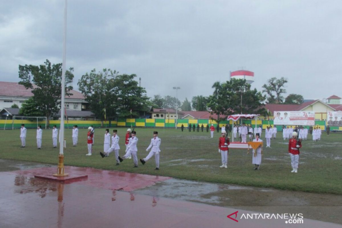 Penurunan bendera diguyur hujan