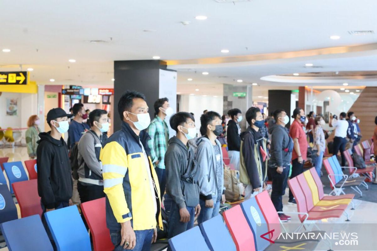 Bandara Ngurah Rai ajak petugas-penumpang peringati HUT ke-76 RI