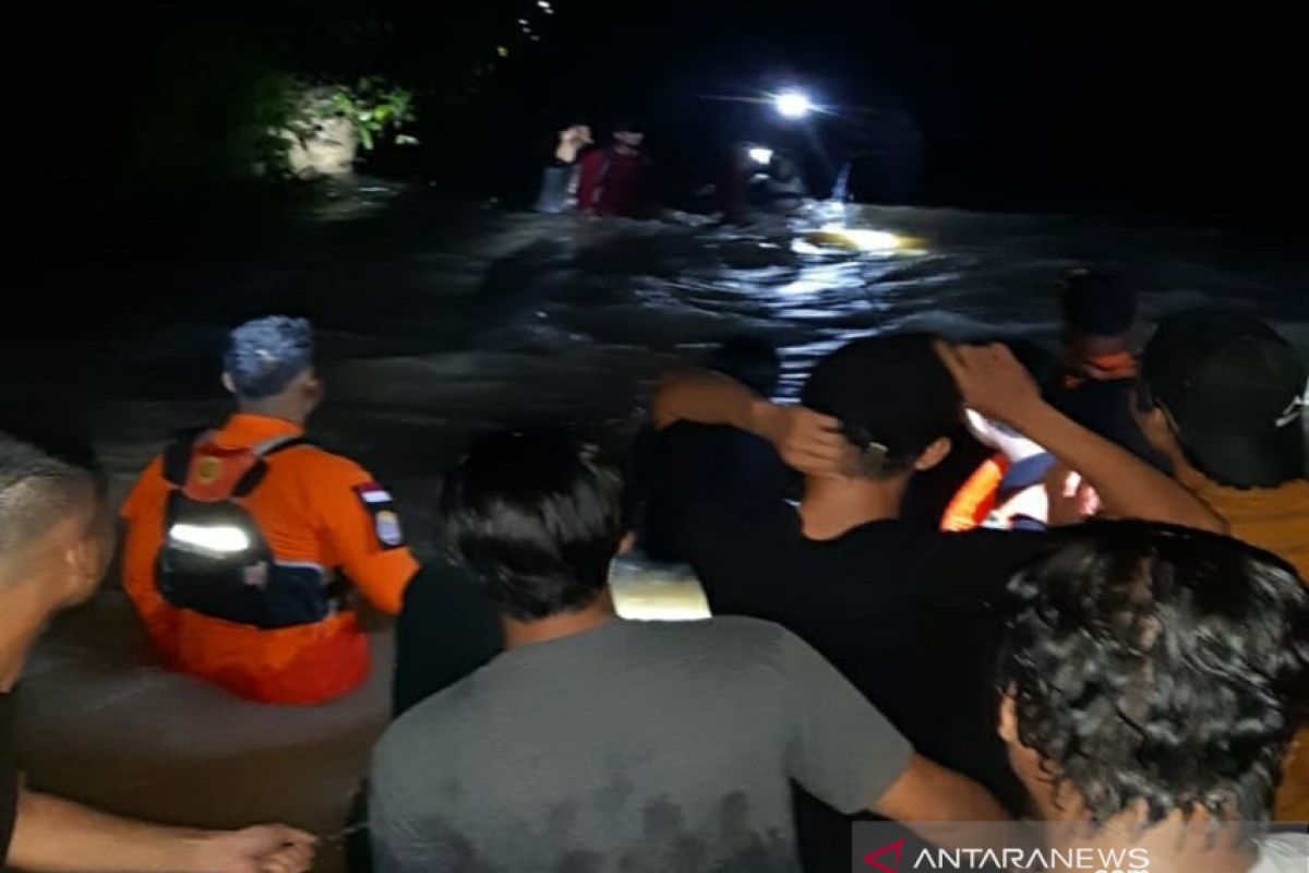 Basarnas berhasil evakuasi puluhan mahasiswa yang terjebak di gunung Konawe