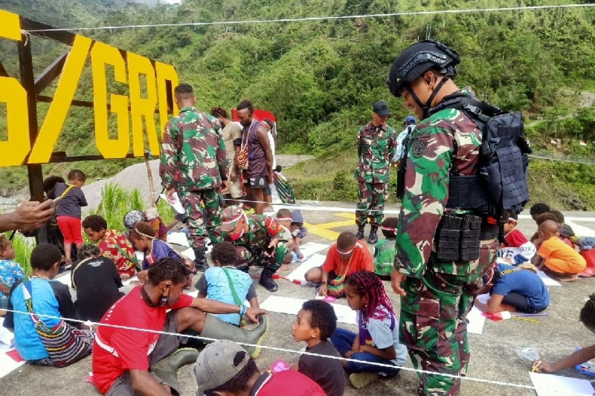 Satgas TNI peringati HUT RI bersama warga Waa Banti III Tembagapura