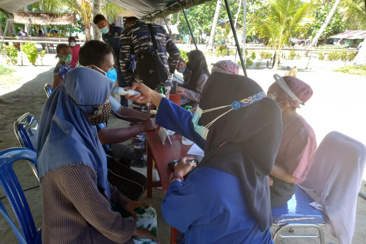 TNI AL gelar vaksinasi dosis kedua bagi masyarakat di Pulau Soop Sorong