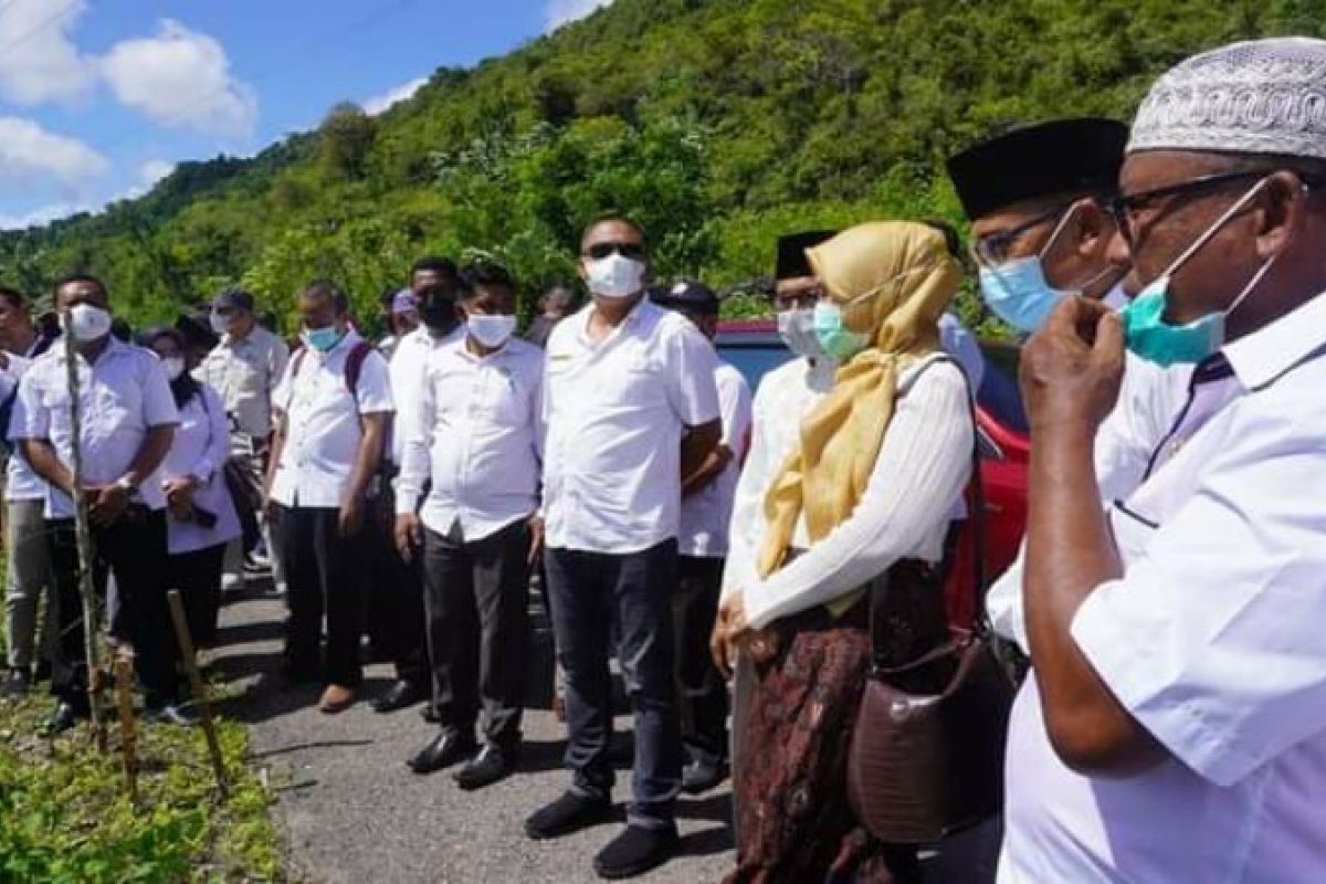 Bupati Buton Selatan serahkan tanah hibah hingga tinjau pelabuhan rakyat di Sampolawa