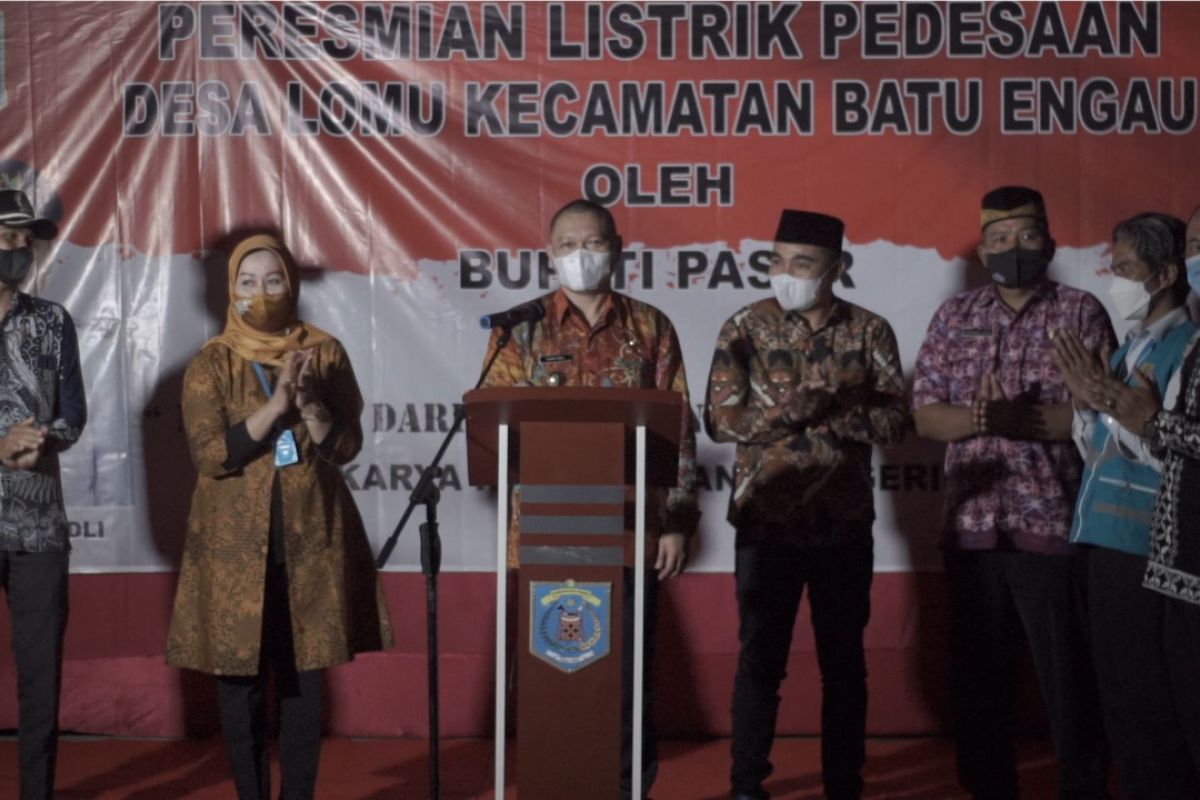 Bupati Paser resmikan penyalaan listrik di lima desa terpencil