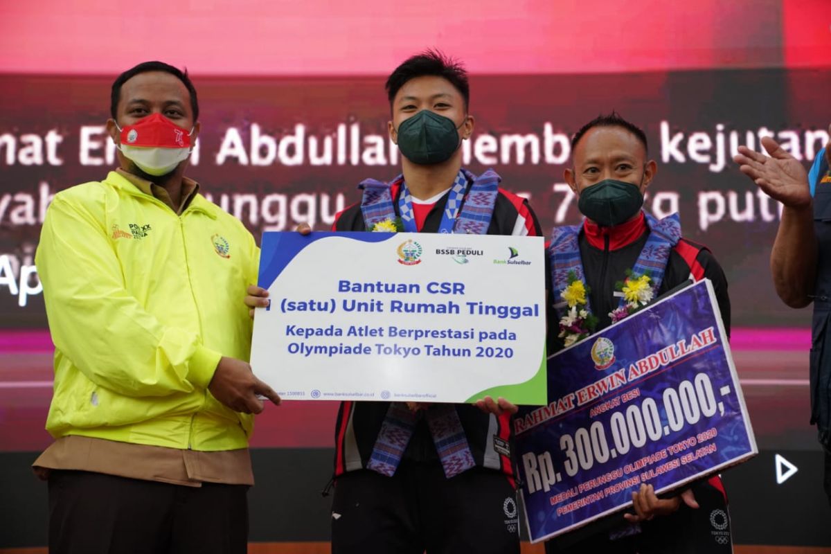 Plt Gubernur Sulsel serahkan bonus kepada lifter Rahmat Erwin Abdullah