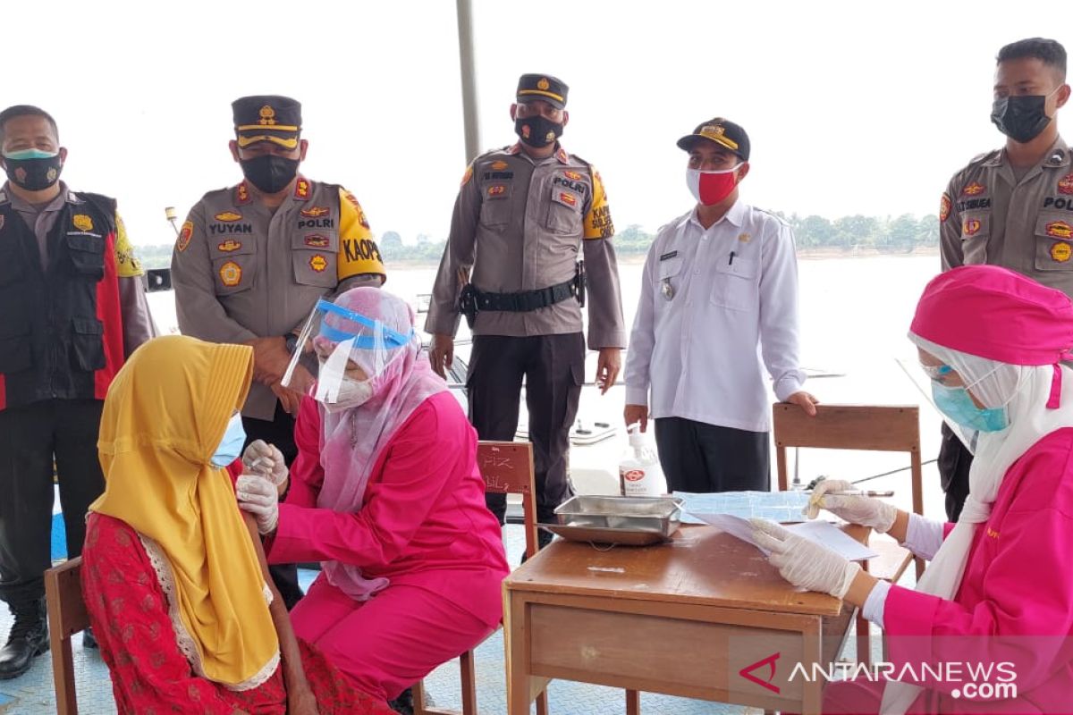 Polres Muarojambi gelar vaksinasi warga desa di pinggiran Sungai Batanghari
