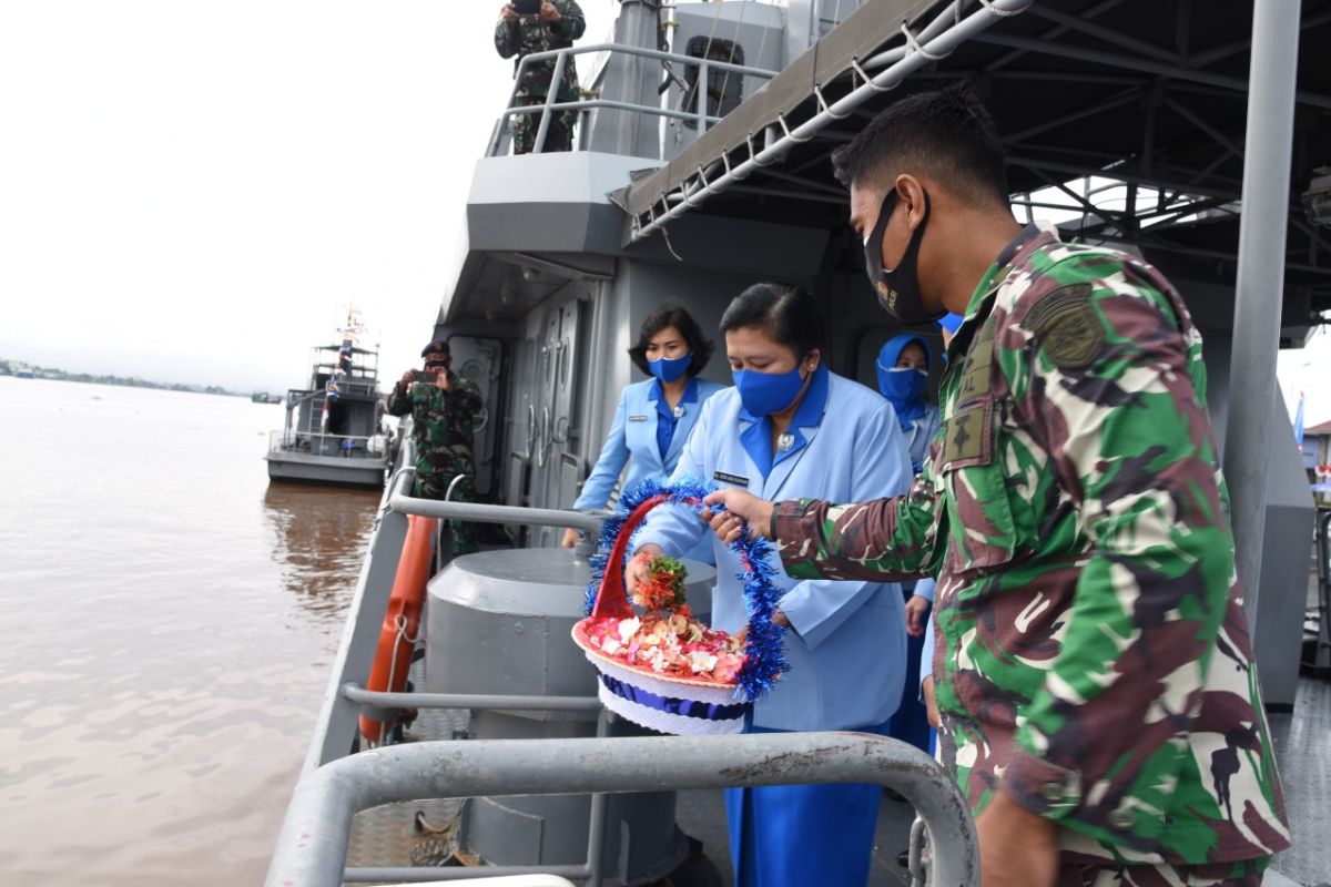 Para istri TNI AL Lantamal XII lakukan tabur bungaPeringati HUT ke-75 Jalasenastri