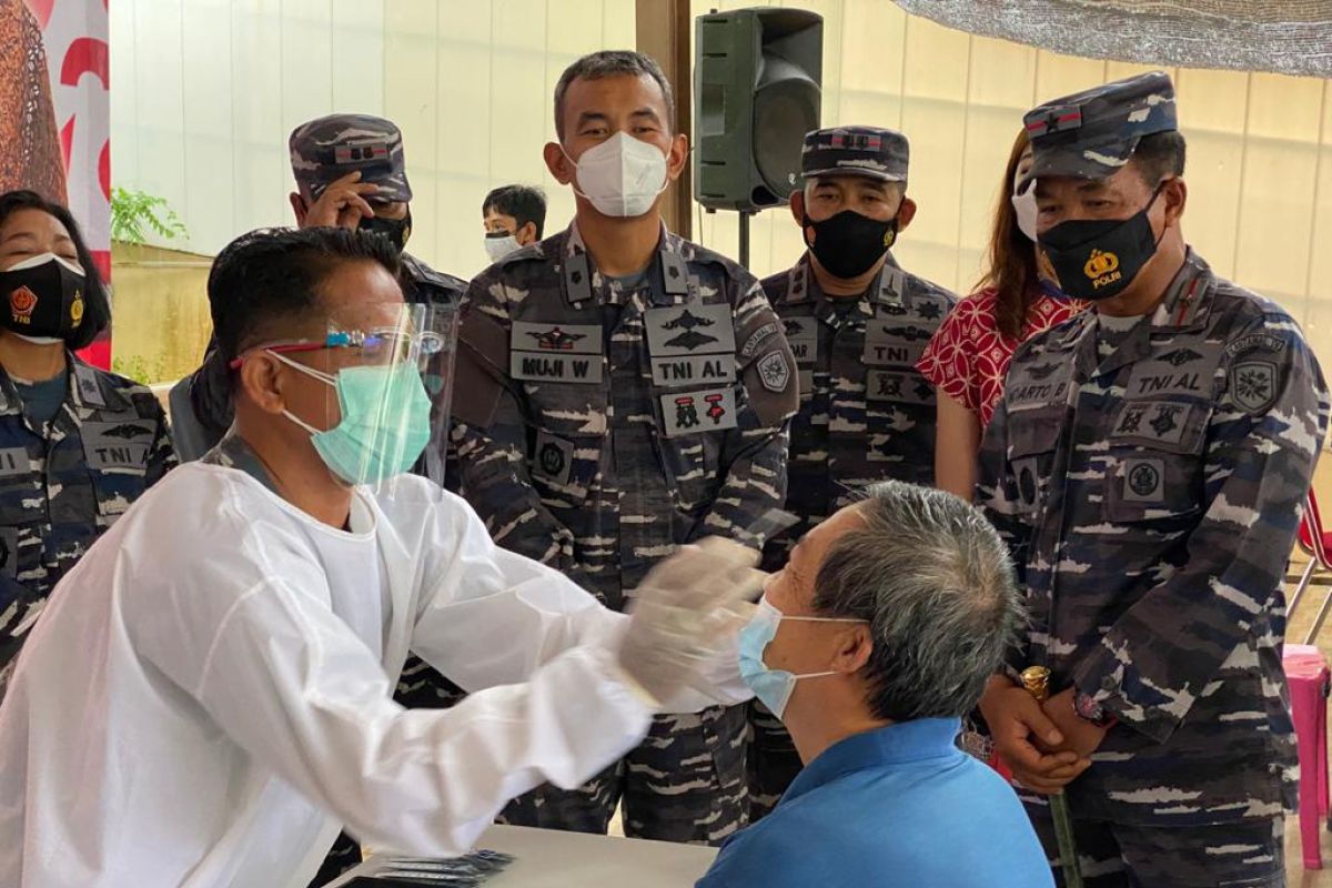 Relawan COVID-19 gelar tes antigen warga pesisir Tanjungpinang