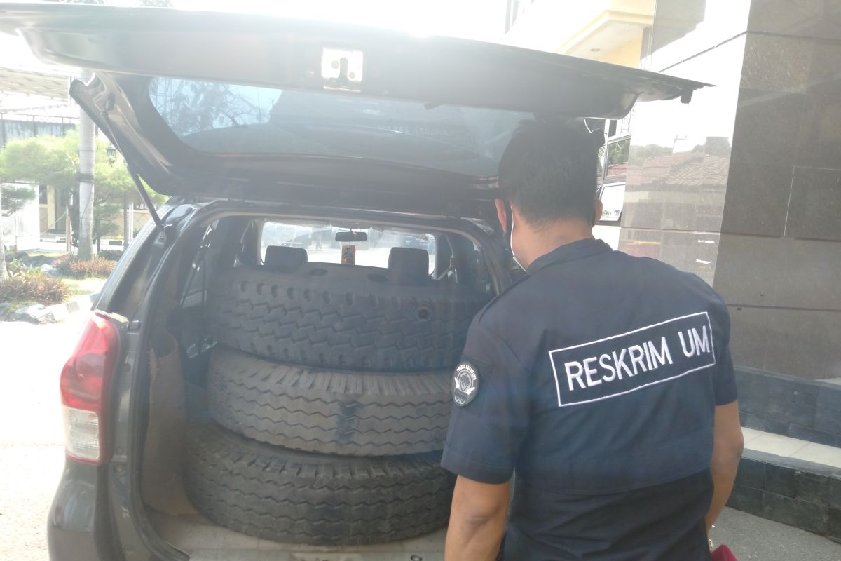 Polres Karawang ungkap kasus pencurian ban serep di rest area