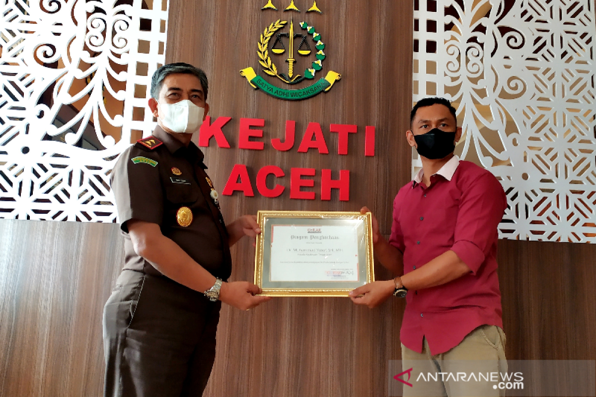 GeRAK Aceh berikan penghargaan ke Kajati Aceh atas penanganan kasus korupsi