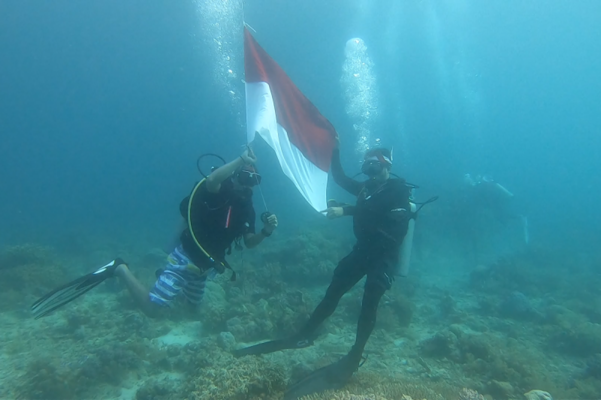 Pengibaran bendera digelar di dasar laut Minahasa Tenggara