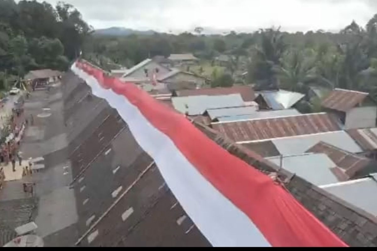 Warga bentangkan bendera 168 meter di atap Rumah Betang Sungai Utik