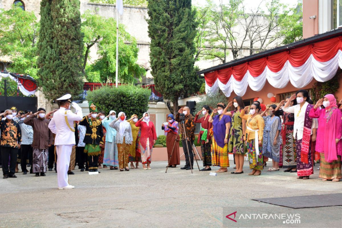 Pakaian adat Indonesia warnai HUT RI di Roma