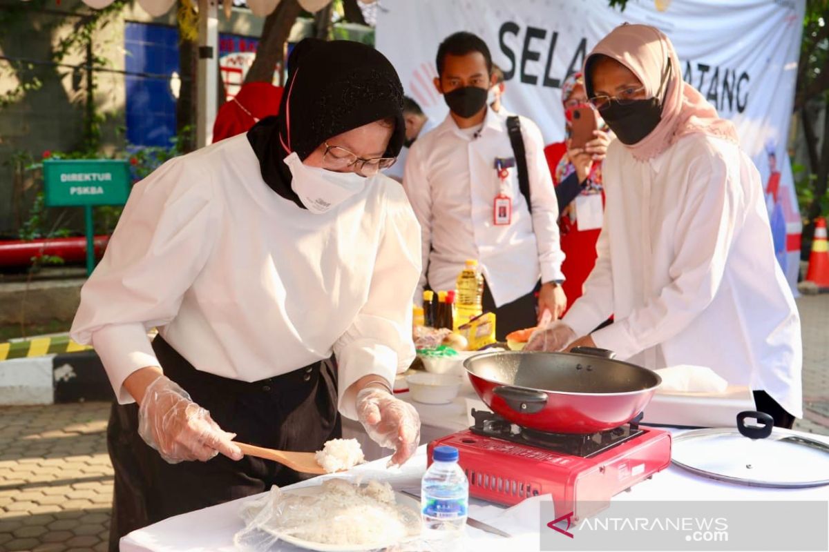 inilah aksi Menteri Sosial lelang nasi goreng buatannya untuk amal