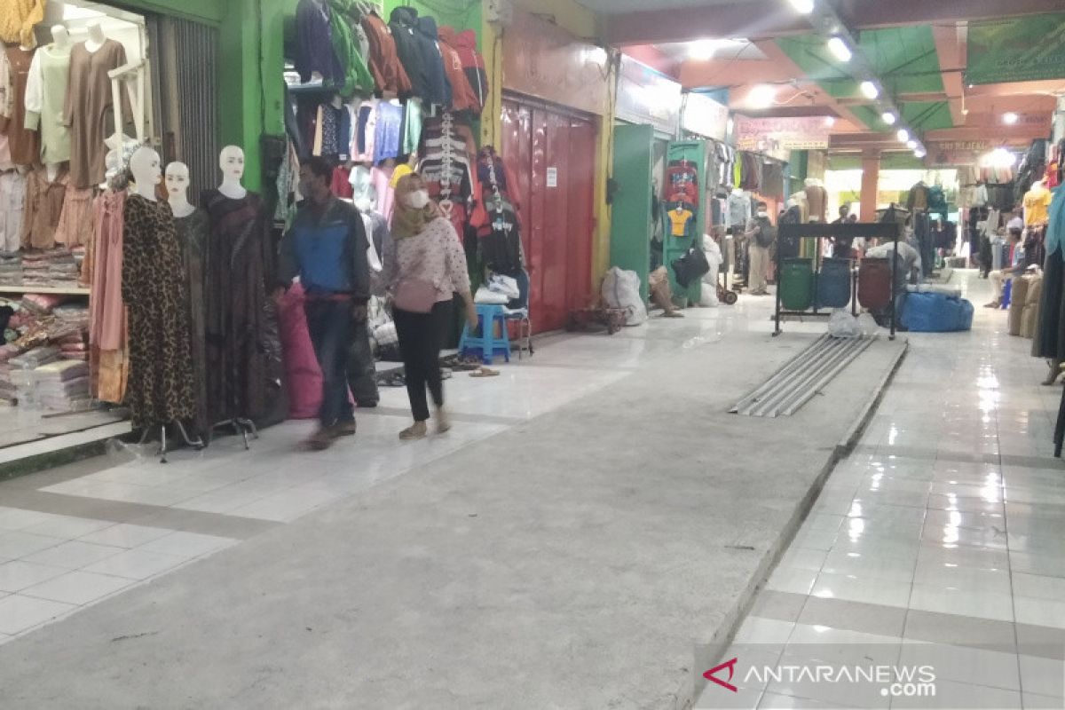 Akses jalan sempit, pedagang Pasar Kliwon kesulitan masukkan barang ke kios