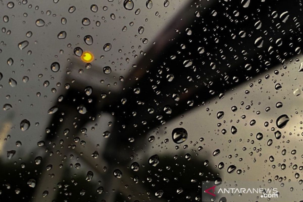 BMKG ingatkan sejumlah wilayah di Indonesia alami hujan petir hari ini