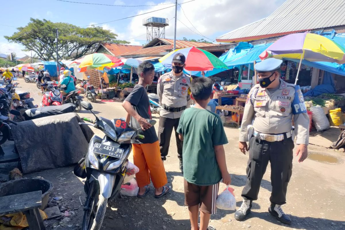 Polisi Kolaka mendirikan posko PPKM di pasar tradisional