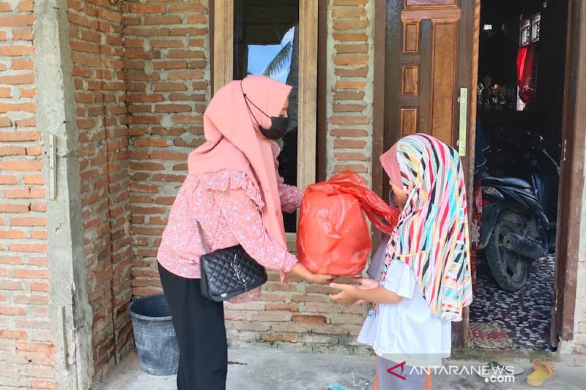 The Atjeh Connection bagi paket makanan untuk fakir miskin di Aceh Timur