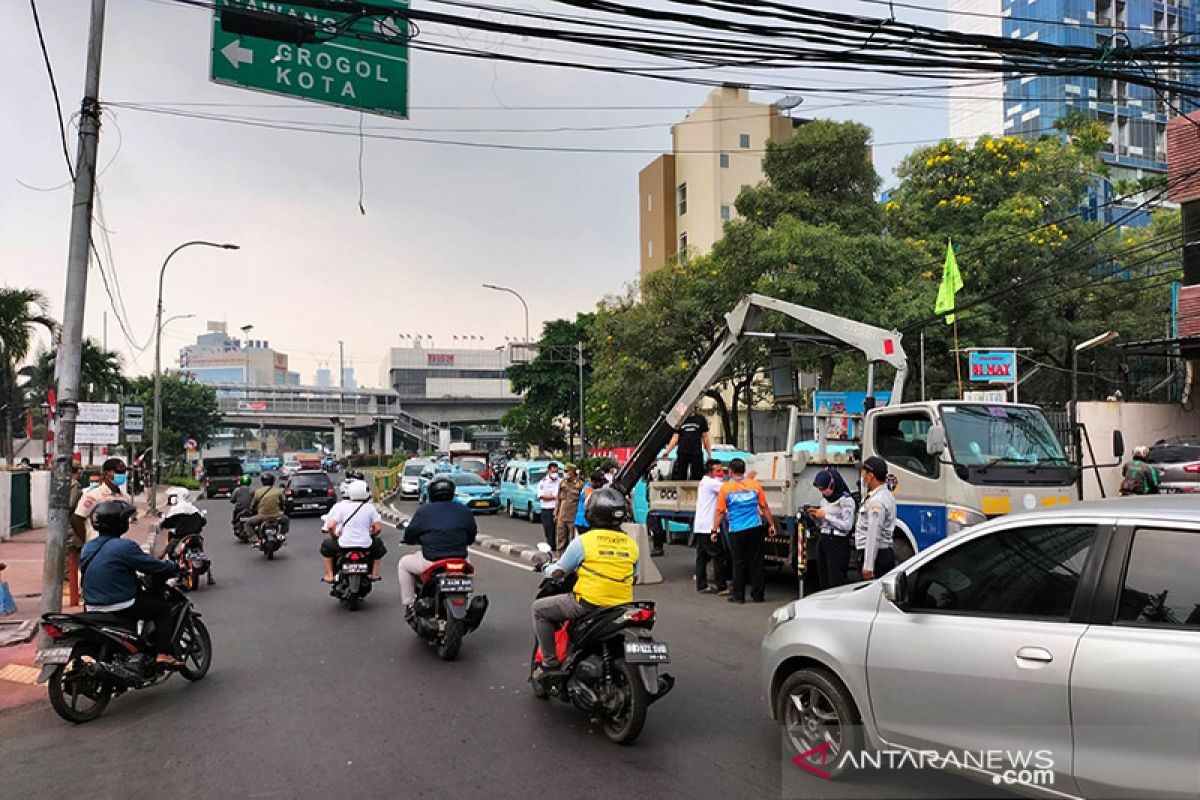 Petugas tutup jalur putar arah di Palmerah yang sebabkan kemacetan