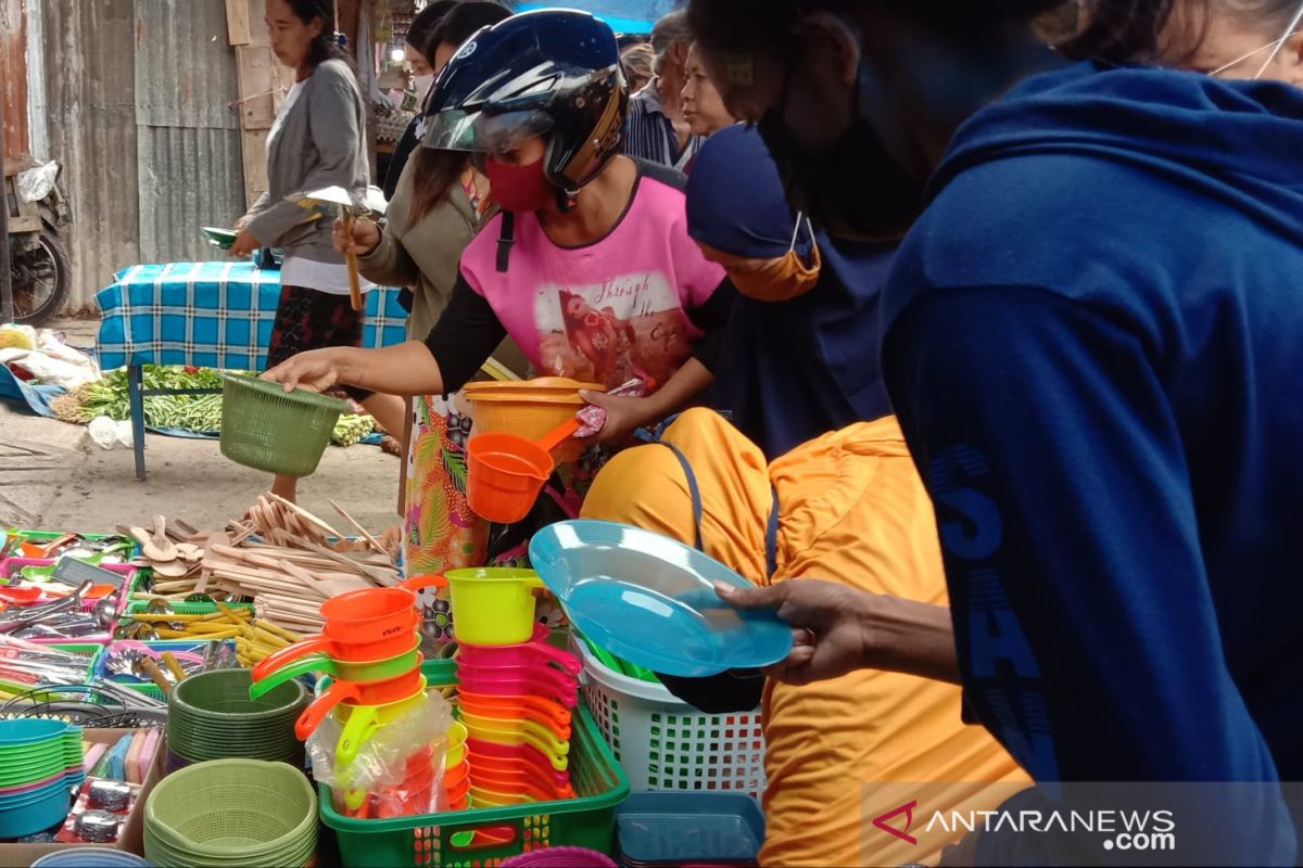 Ibu-ibu di Makassar borong peralatan dapur pada tradisi 10 Muharram