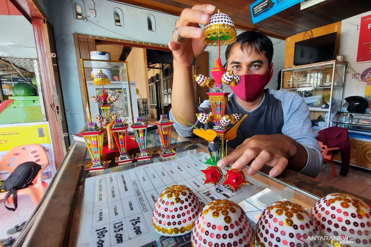 Mereka yang tetap eksis di tengah pandemi COVID-19, berkarya buat miniatur Tabuik