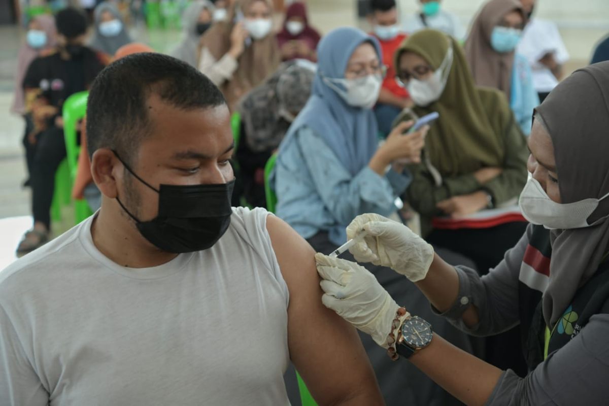 Di buka kembali, hari pertama vaksinasi massal di Banda Aceh capai 1.372 orang