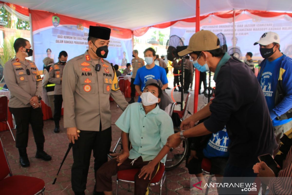 Puluhan penyandang disabilitas divaksin di Mapolres Karawang