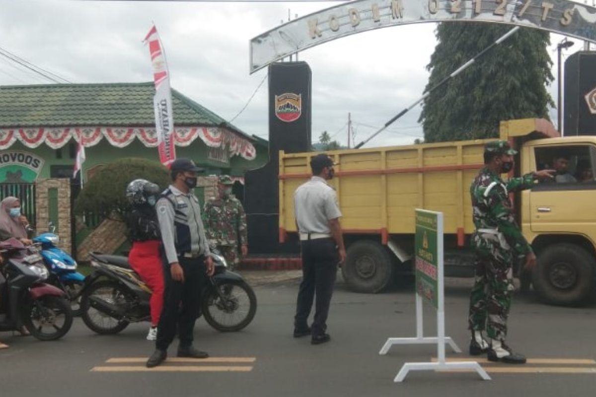 Personel Kodim 0212/TS gelar razia masker di Padangsidimpuan