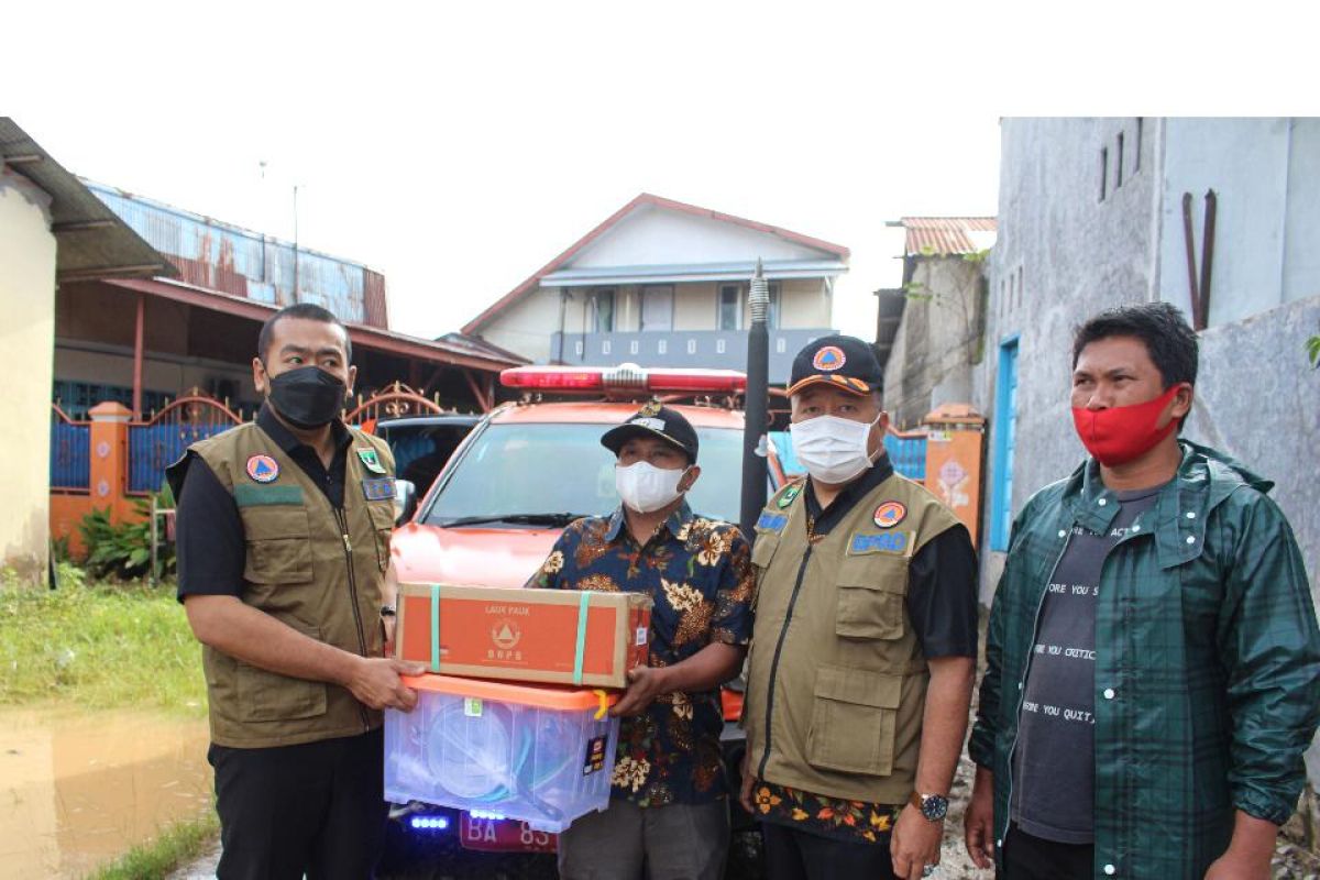 Wagub Audy serahkan bantuan untuk warga terdampak banjir Padang