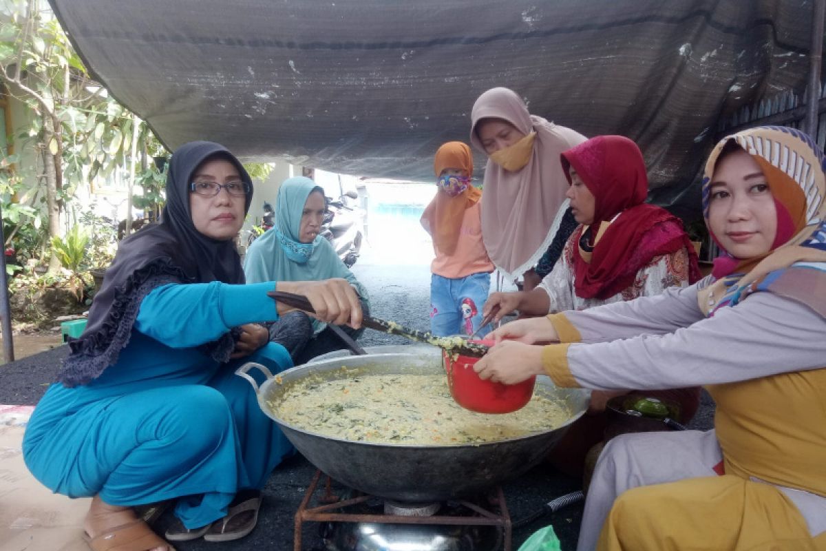 Golkar Banjarmasin gelar tradisi buat bubur Asyura bersama ibu-ibu Komplek PWI