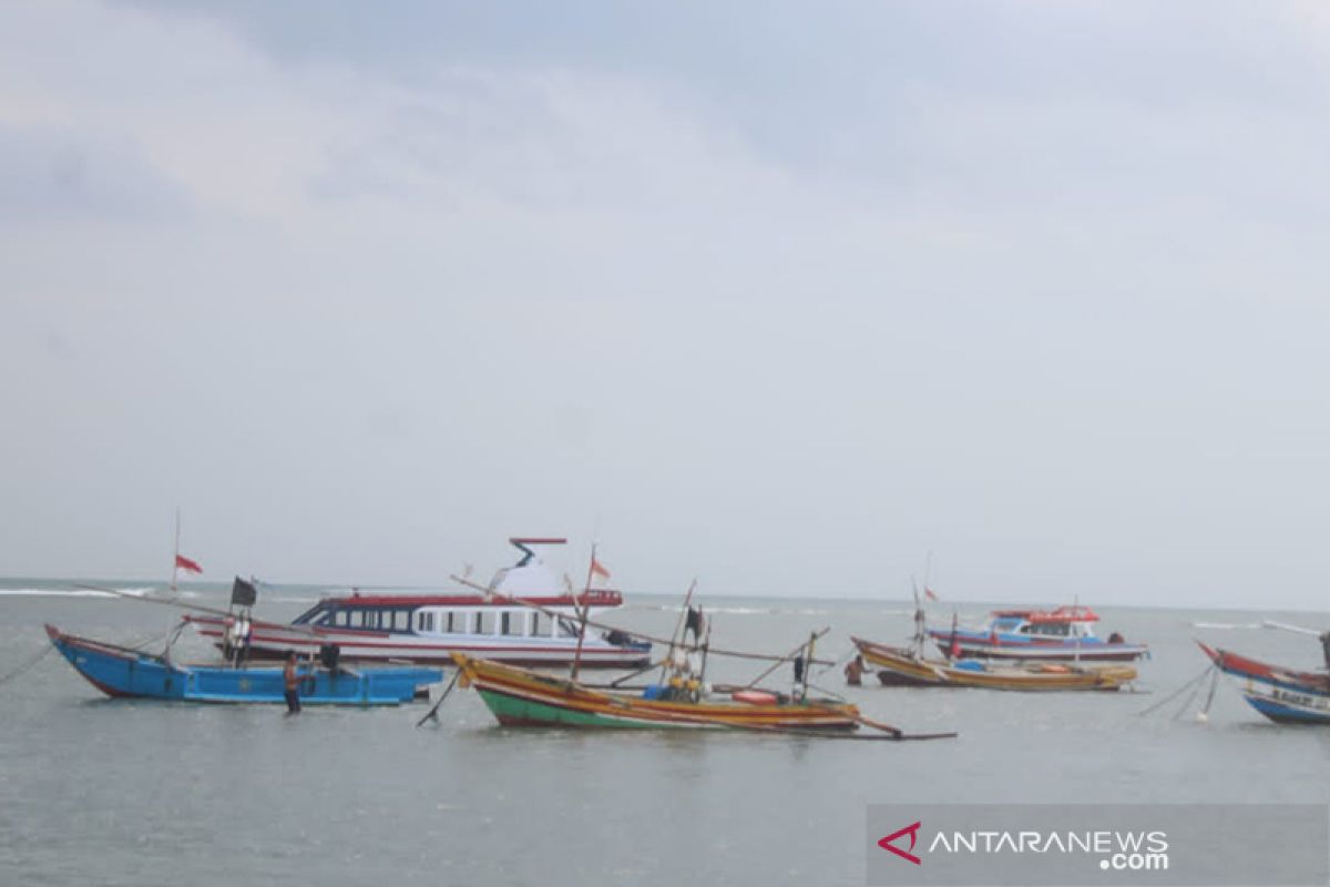 Nelayan di Bengkulu tidak melaut akibat gelombang tinggi