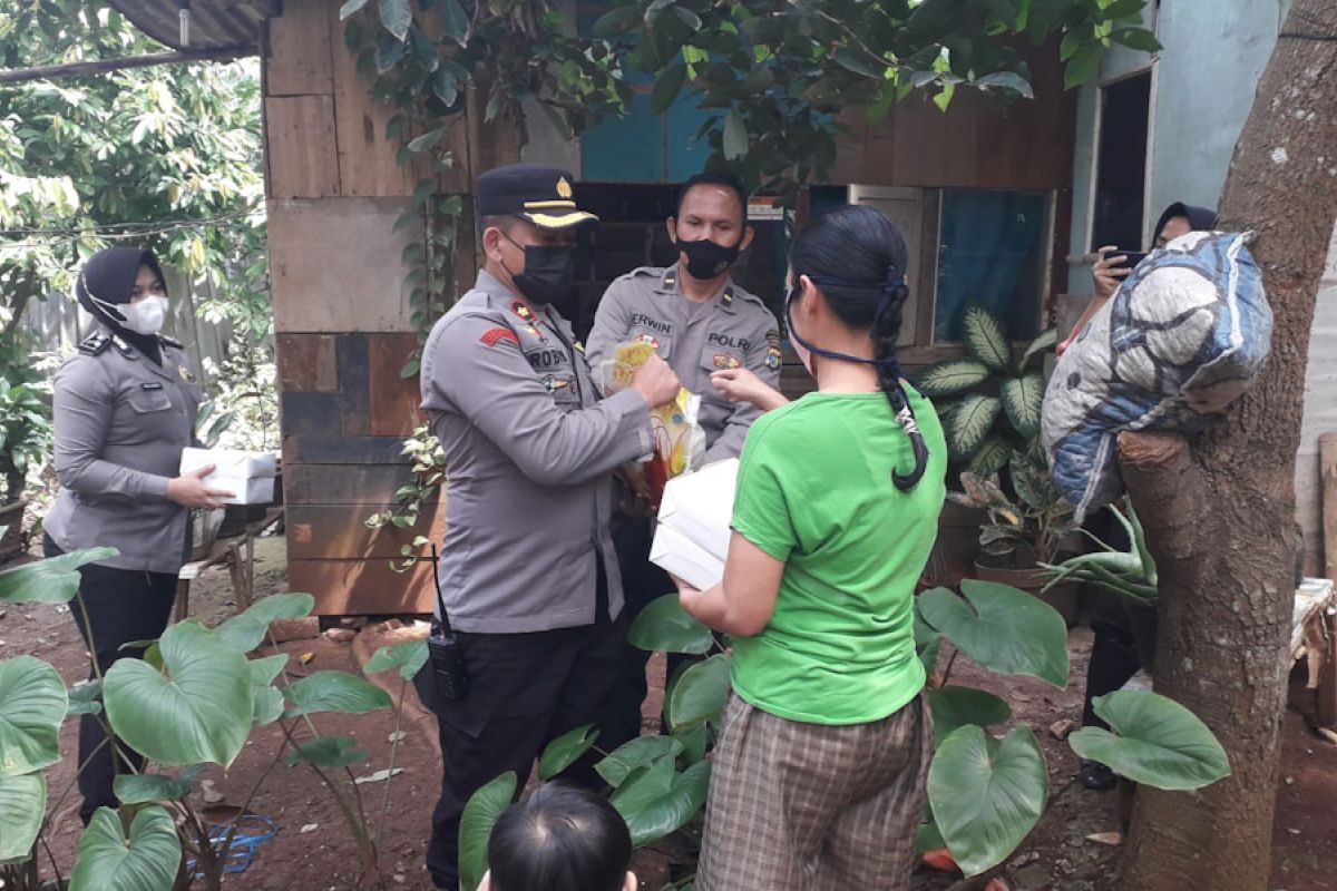 Polsekta Telukbetung Utara bantu sembako kepada warga terdampak PPKM