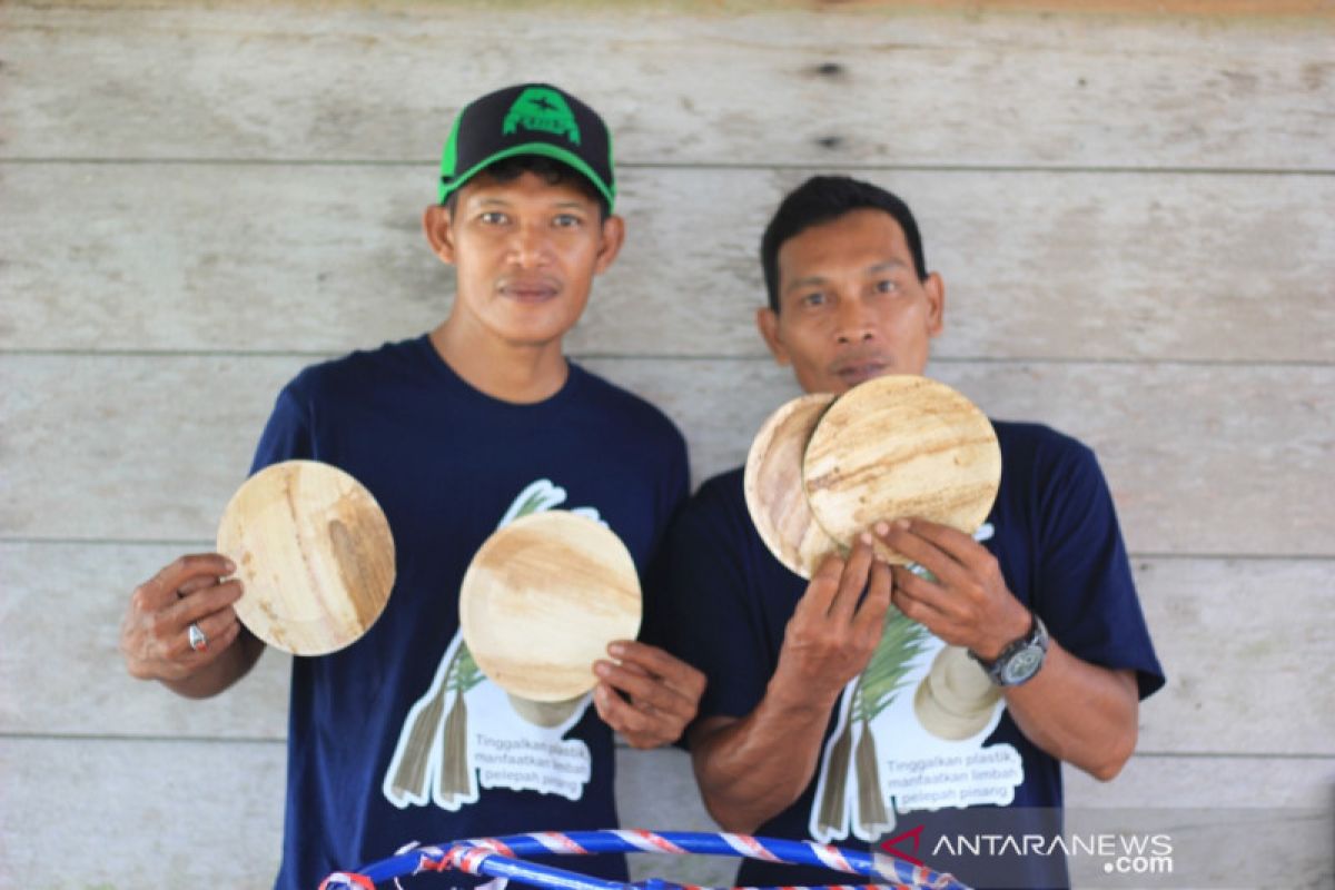 Meraih berkah ekonomi dari produksi piring berbahan pelepah pinang