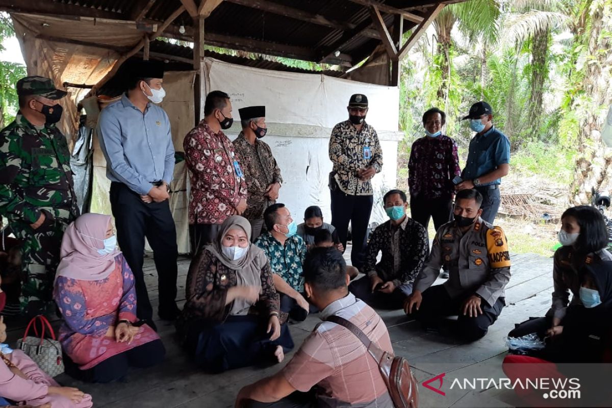 Bupati dan Kapolres Muarojambi ajak warga SAD untuk divaksin