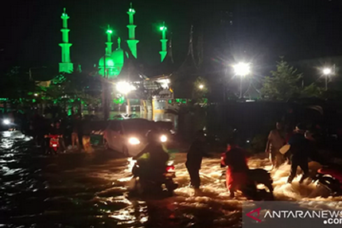 Banjir satu meter lebih genangi Jalan By Pass Padang (Video)