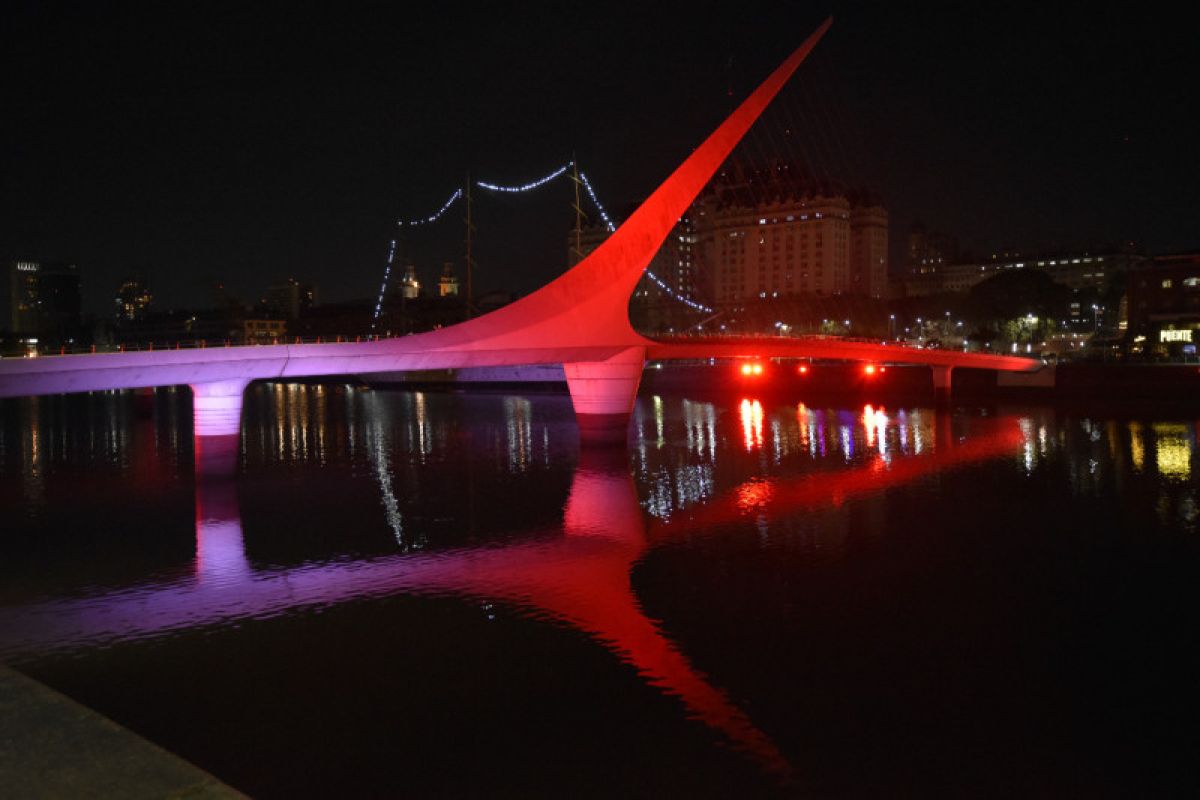 Cahaya Merah Putih berpendar di jembatan Argentina saat HUT RI