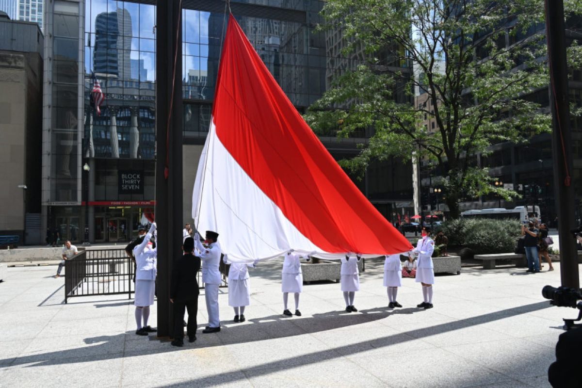 Bendera Merah Putih dikibarkan di "landmark" Kota Chicago