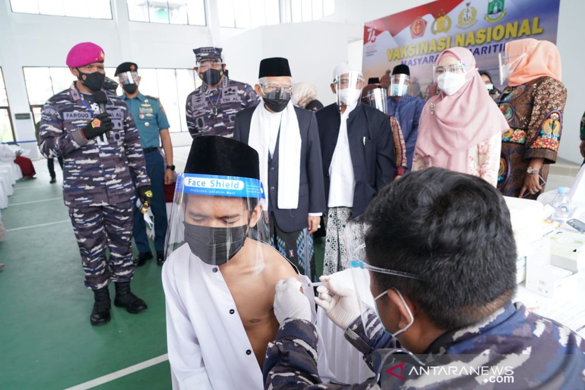 VP reviews COVID vaccinations at An-Nawawi Islamic Boarding School