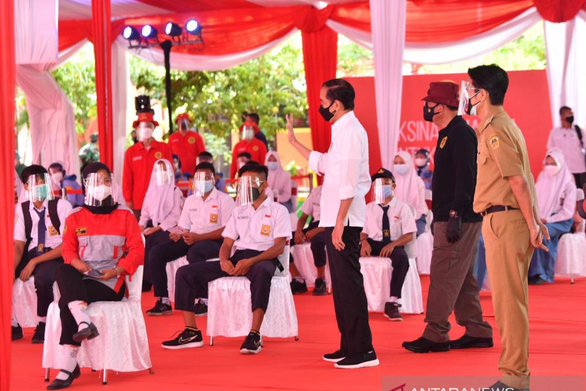 Presiden Joko Widodo harap guru-pelajar bersabar untuk belajar tatap muka
