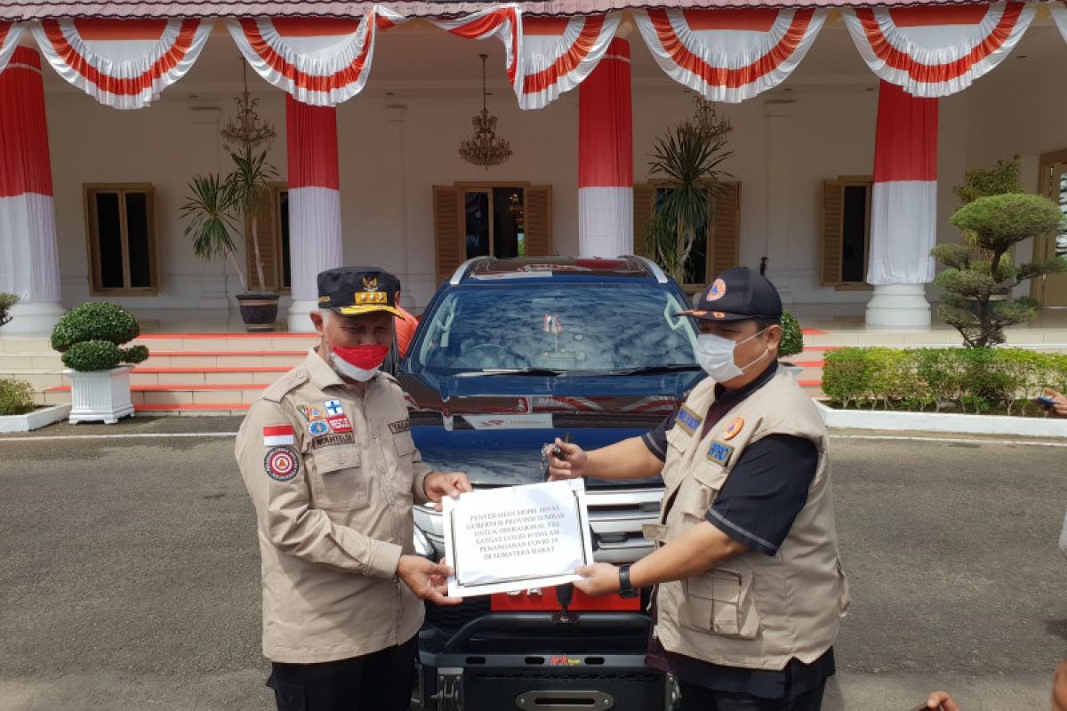 Gubernur Sumbar serahkan mobil dinas baru untuk  Satgas COVID-19