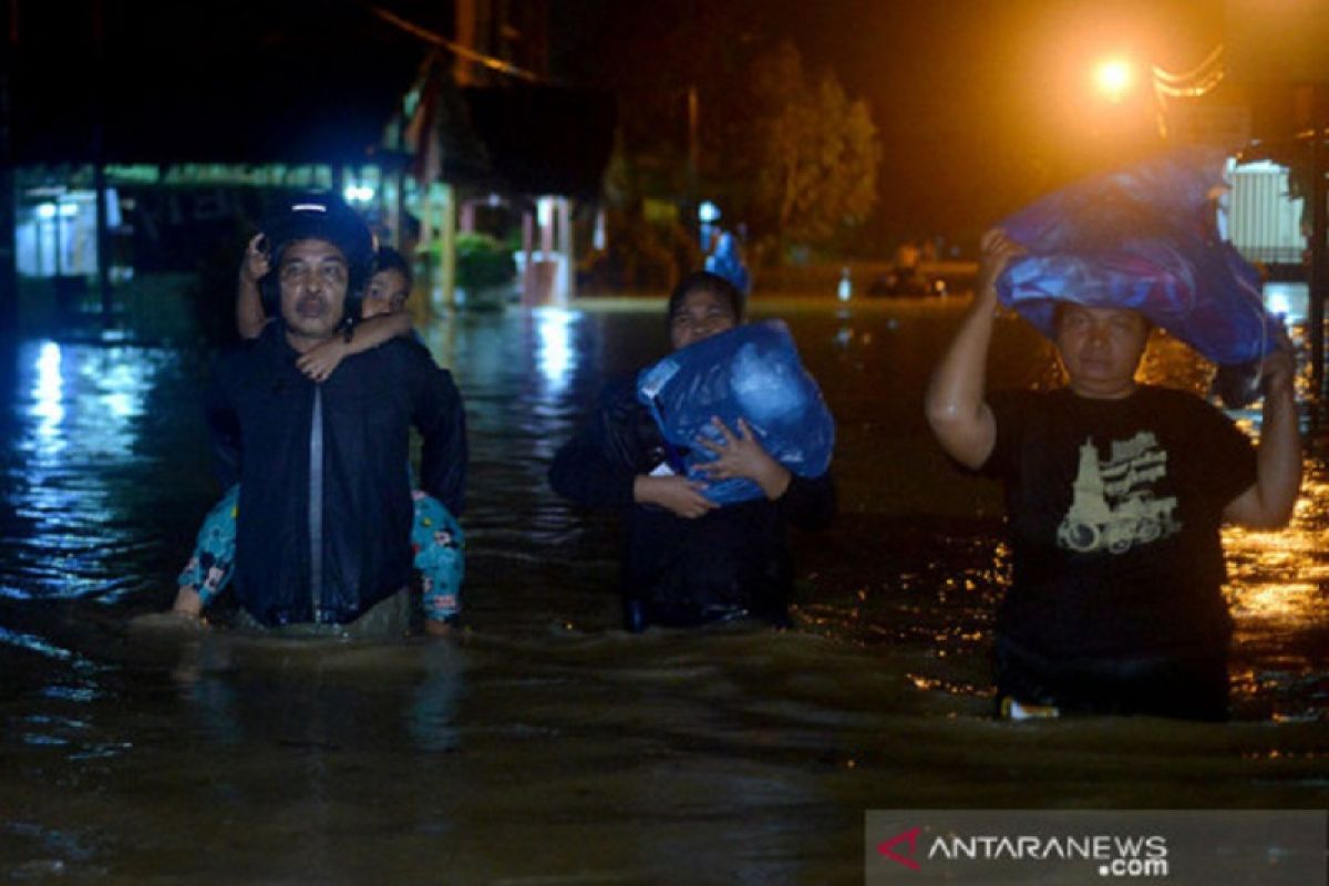 BPBD Padang lakukan evakuasi ratusan warga akibat banjir