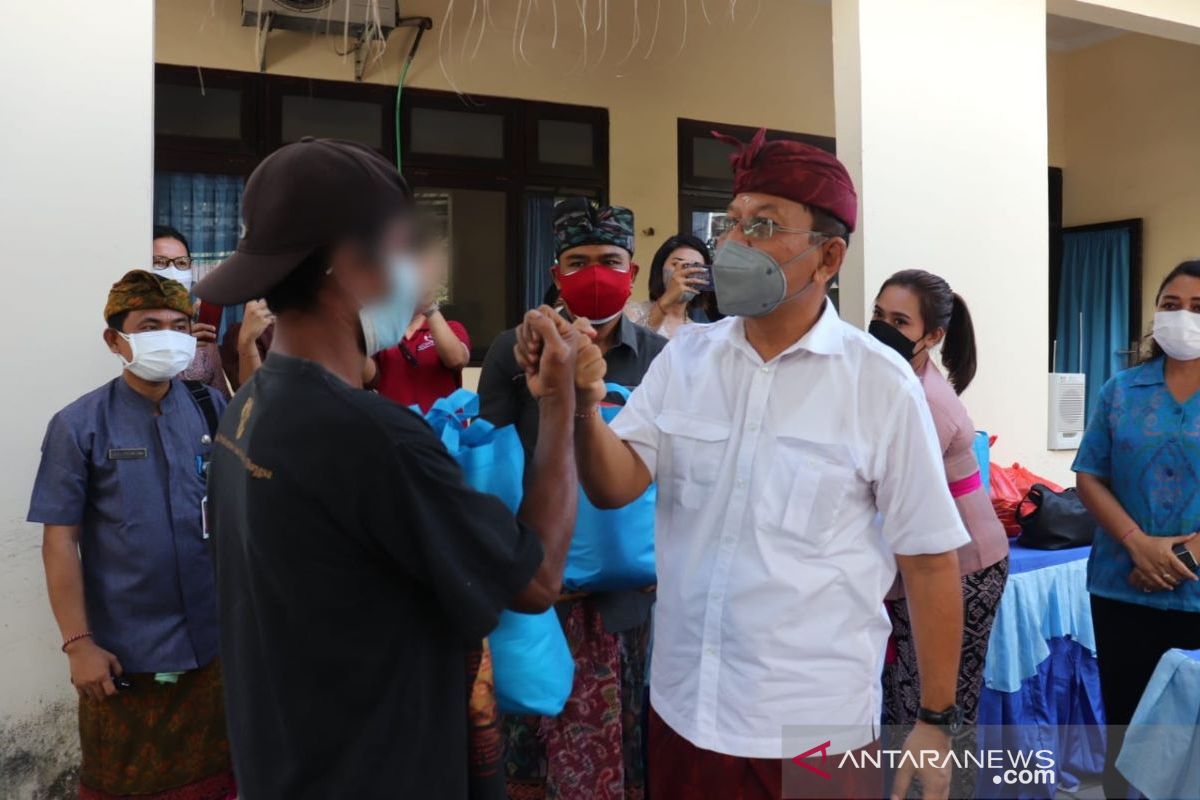 150 ODHA terima bantuan sembako dari Wakil Bupati Buleleng